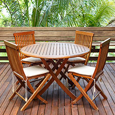 Víte, jaký dřevěný zahradní nábytek je pro vás ten pravý?