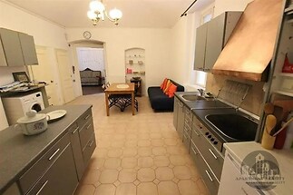 kuchyně s závěsné osvětlení, kachličková podlaha, šedé skříňky, deformace, a dřez