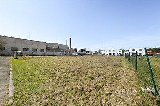 Stavební pozemek s travnatým povrchem, oplocený, v klidné lokalitě. Vhodný pro různé stavební projekty, výborný potenciál investice.