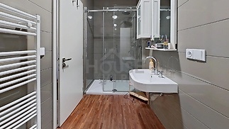 Mf3TJDyCo8r-Bathroom