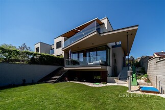 Pohled na dům ze zahrady - horní dvě patra 6+kk, ze zahrady 2+kk