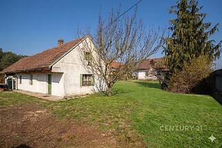 Pohled na dům (částečně AI)