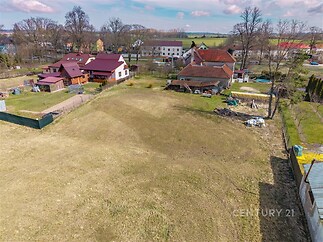 Prázdná stavební parcela na prodej, rovinatý terén, klidná lokalita, ideální pro rodinný dům, blízko přírody i občanské vybavenosti.