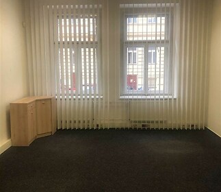Prázdná kancelář s kobercovou podlahou, velká okna se žaluziemi, dobré přirozené osvětlení