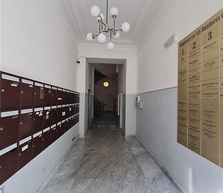 Vstupní hala s mramorovou podlahou, historické detaily