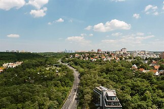 Komerční prostory s terasou o celkové ploše 95,8 m² ve 3. podlaží budovy