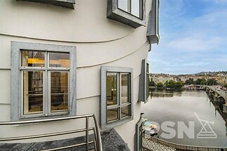 Kancelář s výhledem na Vltavu a Pražský hrad v ikonickém Tančícím domě