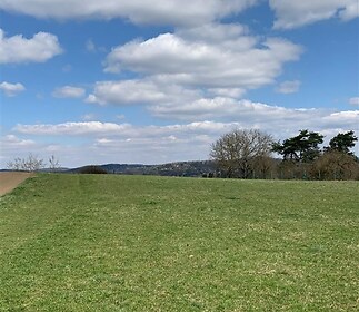 Střed polohy pozemku a pozemku za ním