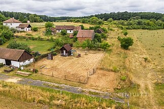 Prázdný stavební pozemek na venkově obklopený zelení, klidná lokalita, ideální pro rekreační výstavbu, snadný přístup k lesu a přírodě.