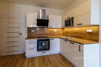 kuchyně s backsplash, blokové deformace, trouba, bílé skříně, a mikrovlnná trouba