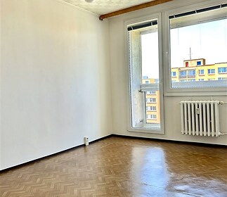 ložnice s vstupem do lodžie