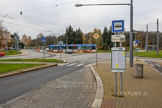 Nedaleká zastávka Slovany