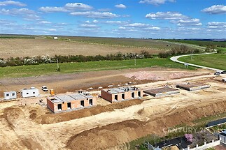 Stavba rodinných domů na okraji města s okolní přírodou, moderní architektura, cihlová konstrukce, rozvojová oblast