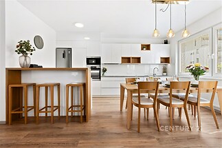 Prostorný obývací pokoj s kuchyňským koutem a výstupem na terasu