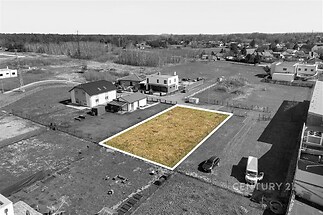 Pozemek v klidné lokalitě obklopený přírodou, vhodný pro výstavbu rodinného domu, zasíťovaný s dostupnými inženýrskými sítěmi.