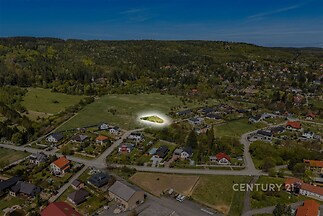 Lehce svažitý pozemek v klidné oblasti s výhledem na okolní přírodu, ideální pro stavbu rodinného domu, blízko lesa, dobrá dostupnost.