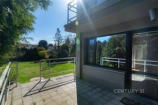 Terasa s dlažbou, přímý vstup na zahradu, moderní design, prostorný venkovní prostor, slunečné místo, vhodné pro relaxaci.