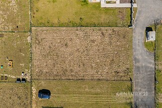 Stavební pozemek s tráva, situovaný v klidné části obce, vhodný pro výstavbu rodinného domu, přístup z asfaltové komunikace.