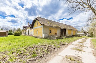 Starý venkovský dům s rozlehlou zahradou, potřebující rekonstrukci, s původní šindelovou střechou a kamennou fasádou v klidné lokalitě.