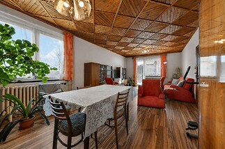 Jídelna s dřevěným stropem, parketová podlaha, velká okna, světlý prostor s retro nábytkem, vhodný pro rekonstrukci alebo modernizaci.