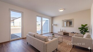 Světlý obývací pokoj s velkými okny, moderní parketová podlaha, minimalistický styl, přímý vstup na terasu, svěží a prostorný interiér.