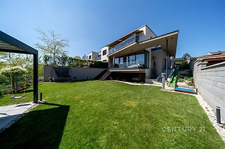 Pohled na dům ze zahrady, na zahradě pergola pro grilování