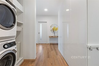 Pračka se sušičkou jsou umístěné v chodbě spojící rušnější denní část bytu s klidnější noční
