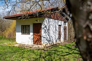 Zaharadní domek na pozemku