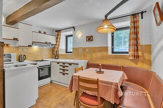 Kuchyně s jídelním koutem v suterénu