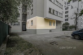 Přízemní bytová jednotka s velkými okny a moderní fasádou. Budova po rekonstrukci, nachází se v klidné lokalitě poblíž centra města.