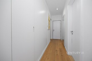 Centrální chodba a vstup do bytu