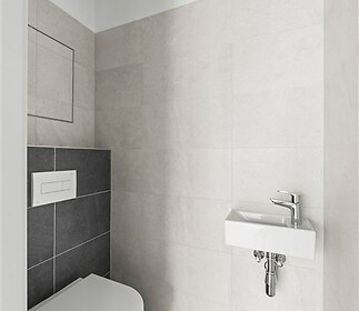 Moderní koupelna s dlažbou, závěsné WC a minimalistické umyvadlo, světlé a tmavé dlaždice vytvářejí elegantní kontrast.