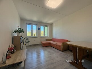 Prostorný obývací pokoj, světlý s velkými okny, plovoucí podlahou a moderním nábytkem, ideální pro rodinné bydlení