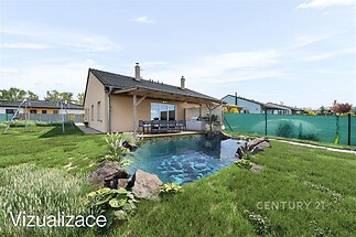 Zahrada s moderním jezírkem, prostorná terasa se zahradním nábytkem, novostavba bungalovu, zatravněná plocha s dřevěným plotem