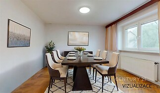 Jídelna s parketovou podlahou, velká okna a moderní nábytek, prostorná a světlá atmosféra, ideální pro rodinné události.