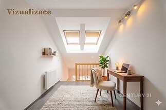 Podkrovní pracovna s parketovou podlahou, stylový dřevěný nábytek a střešní okna zajišťující dostatek světla, moderní design interiéru.