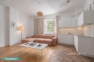 Světlý obývací pokoj s moderní kuchyní, parketová podlaha, velká okna, svěží vzhled a elegantní nábytek pro komfortní bydlení