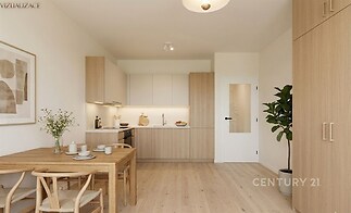 Kuchyňský kout s moderní dřevěnou linkou, parketová podlaha, světlý prostor s vestavěnými skříněmi a minimalistickým designem.