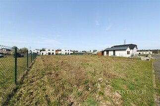 Stavební pozemek s travnatým povrchem, oplocený, v klidné lokalitě, ideální pro výstavbu rodinného domu s moderním zázemím.