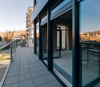 Komerční prostory s terasou o celkové ploše 95,8 m² ve 3. podlaží budovy