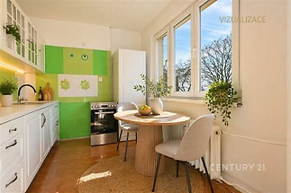 Světlá kuchyň s parketovou podlahou, moderní bílá linka, velká okna a světlé dlaždice.