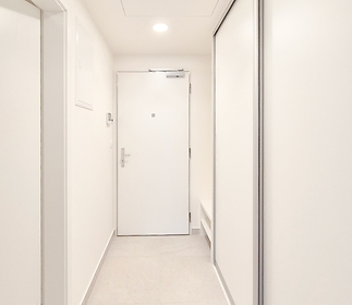 entrance-hallwayb.jpg