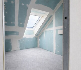 Podkrovní místnost s velkým střešním oknem, sádrokartonové stěny, nevyužitá prostorová dispozice, ideální pro rekonstrukci