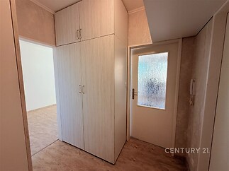 Předsíň s vestavěnými skříněmi, světlá dlažba, moderní interiér, funkční úložný prostor, prosvětlený vstupní prostor
