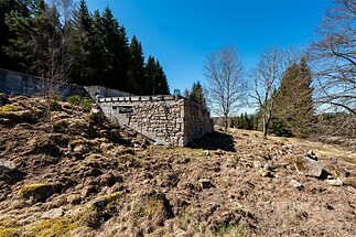 Exteriér kamenné stavby s přírodním okolím, robustní kamenné zdi, klidná lokalita v rámci přírodního prostředí, ideální pro rekonstrukci.