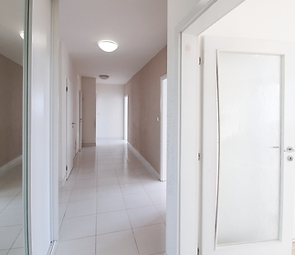 10-entrance-hallb.jpg