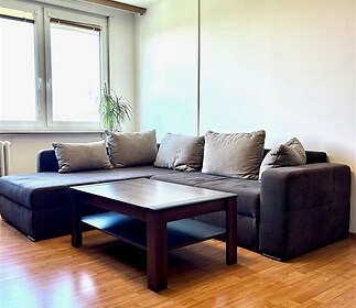 Světlý obývací pokoj, pohodlná sedací souprava
