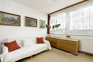 Světlá ložnice v retro stylu, původní stav.