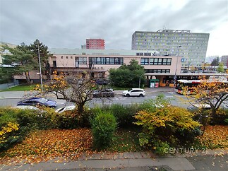 pohled z domu - nákupní centrum a zastávka MHD