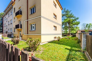 Rohový bytový dům s upraveným předzahrádkou, nová fasáda, plastová okna, klidná lokalita, blízko přírody, dobrá investiční příležitost.